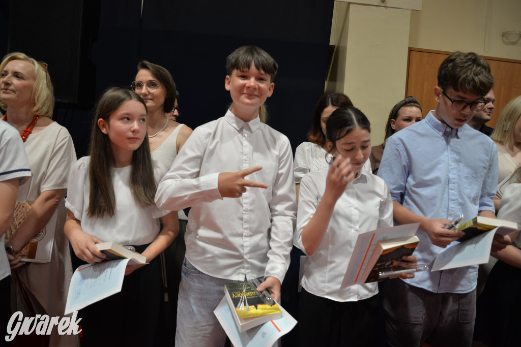 Tarnowskie Góry. Rozdanie świadectw w Trójce