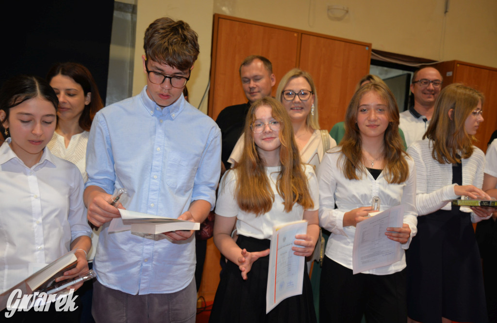 Tarnowskie Góry. Rozdanie świadectw w Trójce