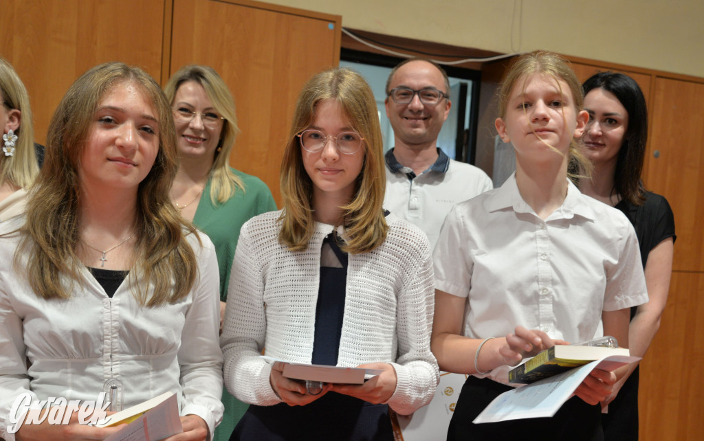 Tarnowskie Góry. Rozdanie świadectw w Trójce