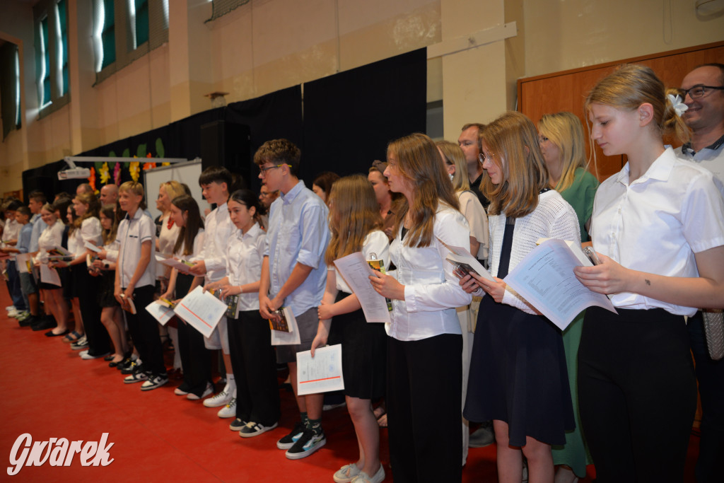 Tarnowskie Góry. Rozdanie świadectw w Trójce