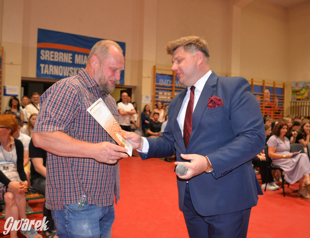 Tarnowskie Góry. Rozdanie świadectw w Trójce