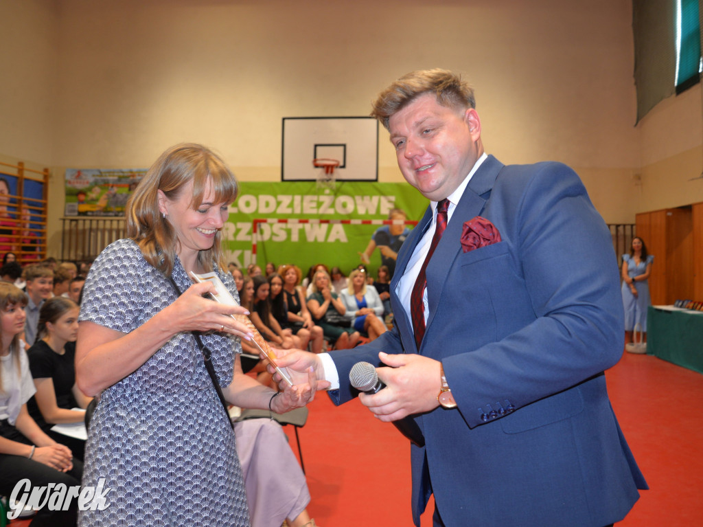 Tarnowskie Góry. Rozdanie świadectw w Trójce