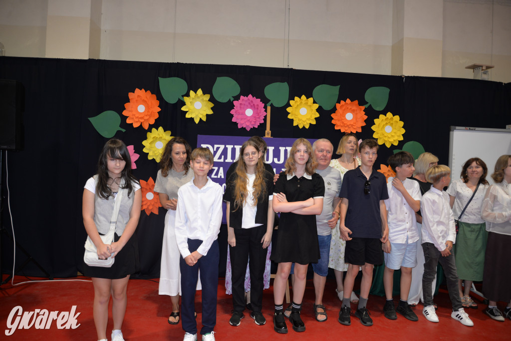 Tarnowskie Góry. Rozdanie świadectw w Trójce