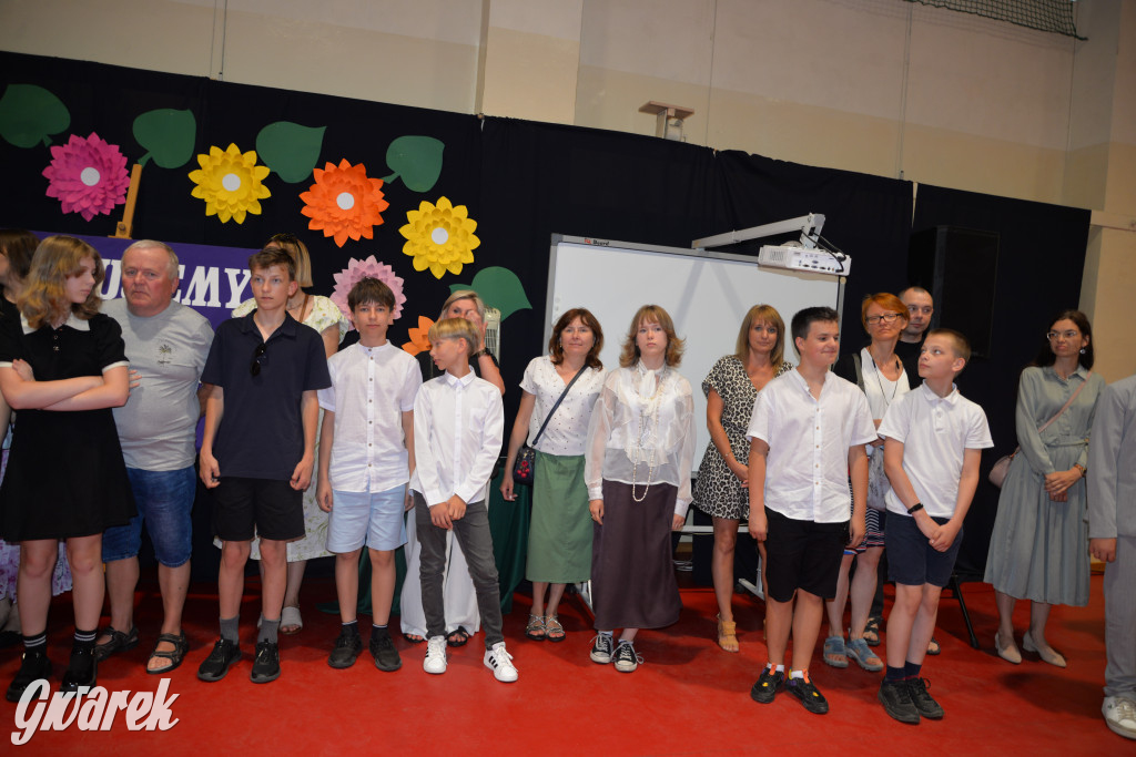 Tarnowskie Góry. Rozdanie świadectw w Trójce