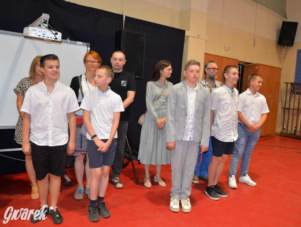 Tarnowskie Góry. Rozdanie świadectw w Trójce