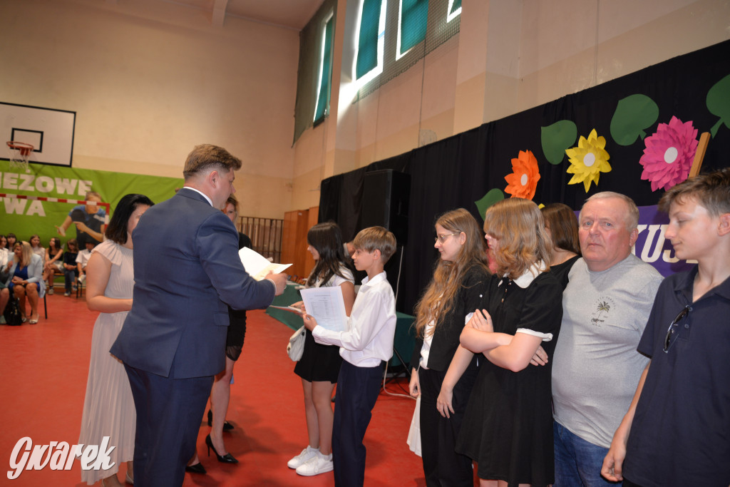 Tarnowskie Góry. Rozdanie świadectw w Trójce