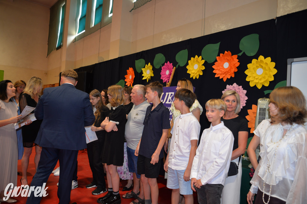 Tarnowskie Góry. Rozdanie świadectw w Trójce