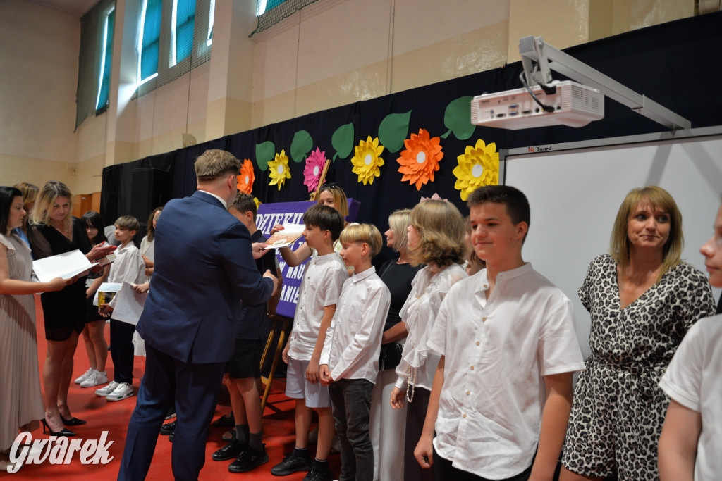 Tarnowskie Góry. Rozdanie świadectw w Trójce