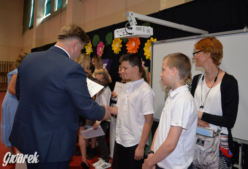 Tarnowskie Góry. Rozdanie świadectw w Trójce