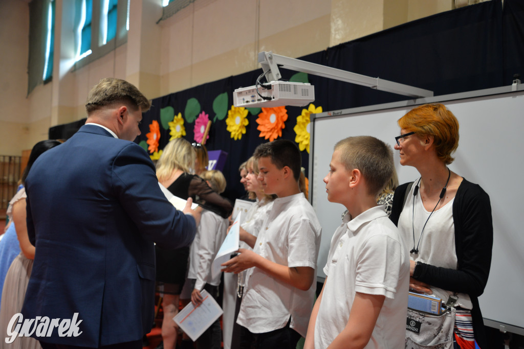 Tarnowskie Góry. Rozdanie świadectw w Trójce