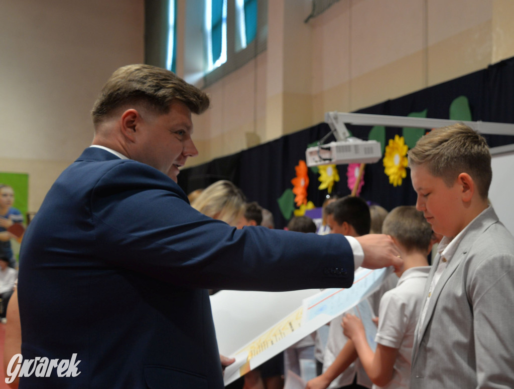 Tarnowskie Góry. Rozdanie świadectw w Trójce