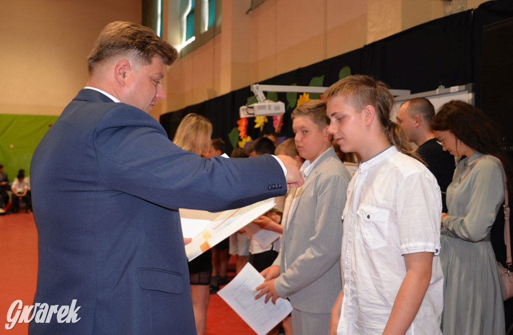 Tarnowskie Góry. Rozdanie świadectw w Trójce