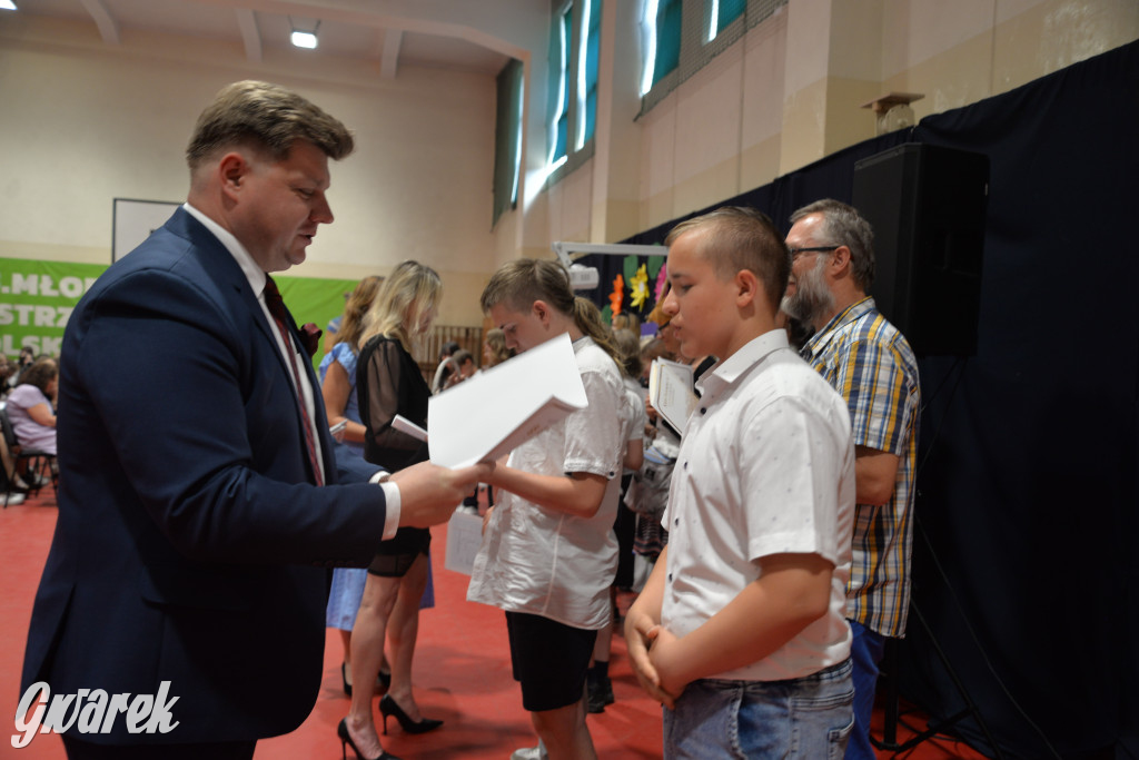 Tarnowskie Góry. Rozdanie świadectw w Trójce