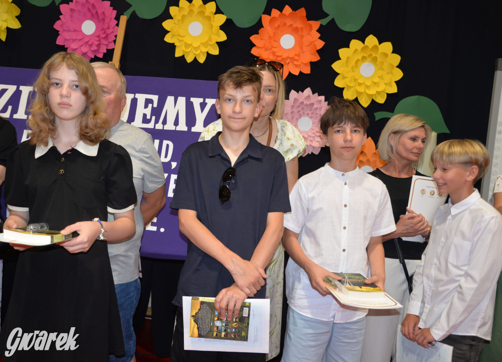 Tarnowskie Góry. Rozdanie świadectw w Trójce