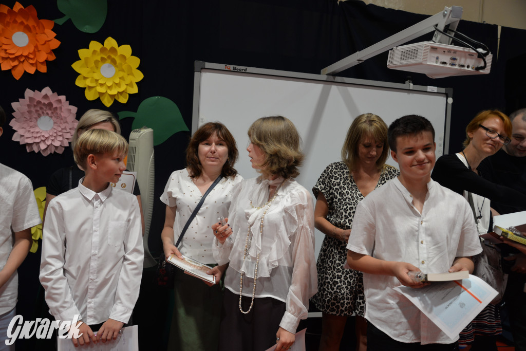 Tarnowskie Góry. Rozdanie świadectw w Trójce