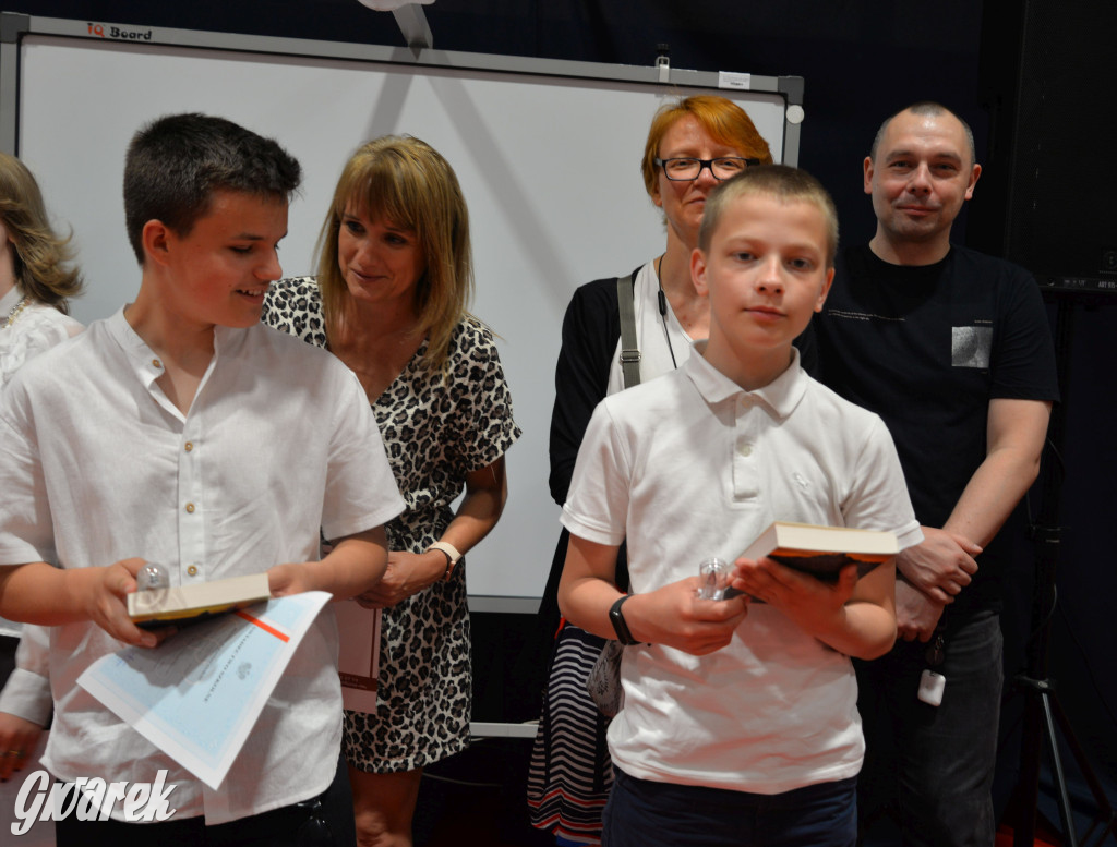 Tarnowskie Góry. Rozdanie świadectw w Trójce