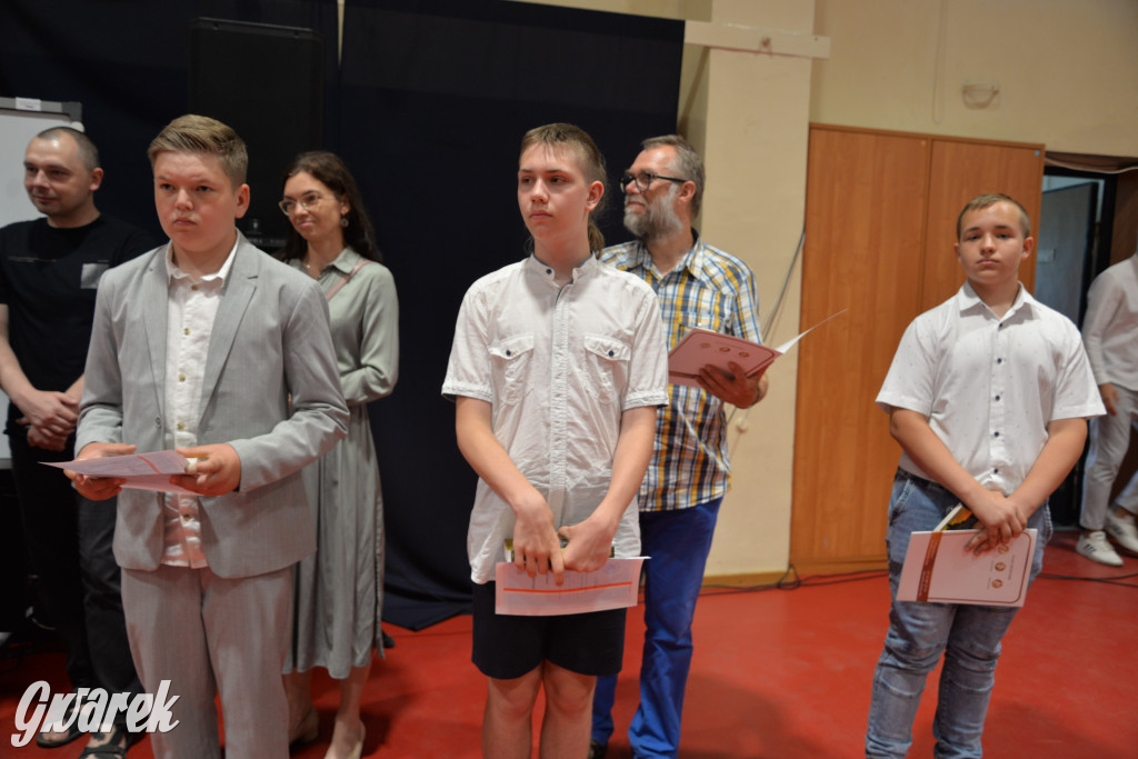 Tarnowskie Góry. Rozdanie świadectw w Trójce