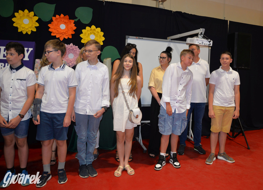 Tarnowskie Góry. Rozdanie świadectw w Trójce