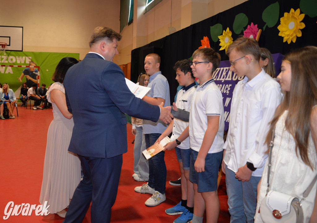 Tarnowskie Góry. Rozdanie świadectw w Trójce