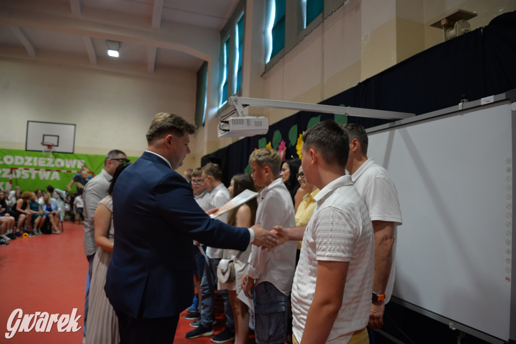 Tarnowskie Góry. Rozdanie świadectw w Trójce