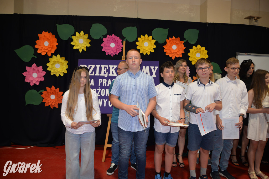 Tarnowskie Góry. Rozdanie świadectw w Trójce