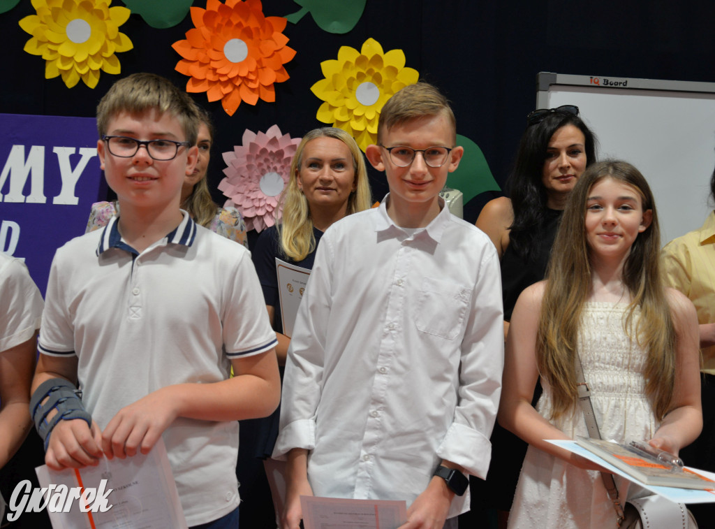 Tarnowskie Góry. Rozdanie świadectw w Trójce