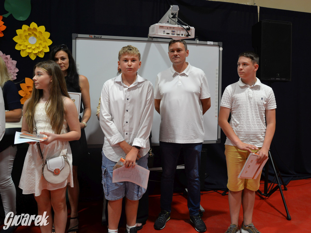 Tarnowskie Góry. Rozdanie świadectw w Trójce