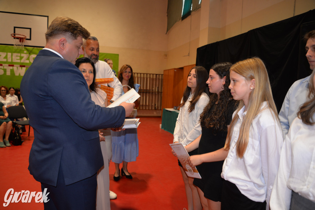 Tarnowskie Góry. Rozdanie świadectw w Trójce