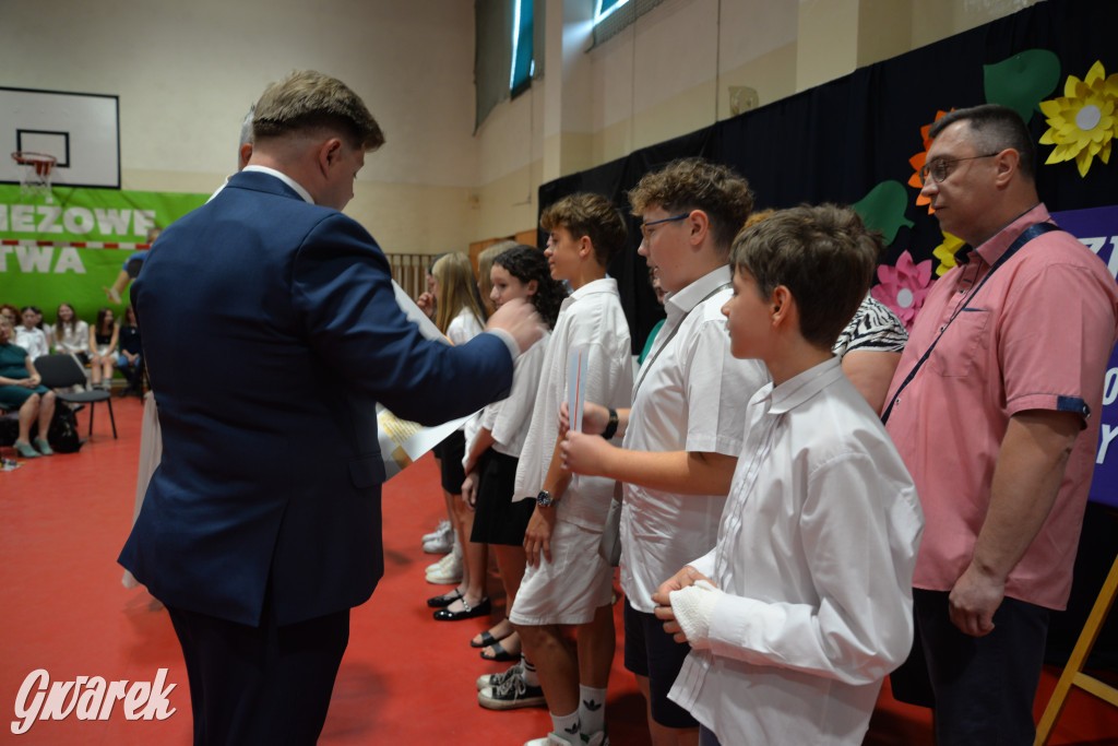 Tarnowskie Góry. Rozdanie świadectw w Trójce