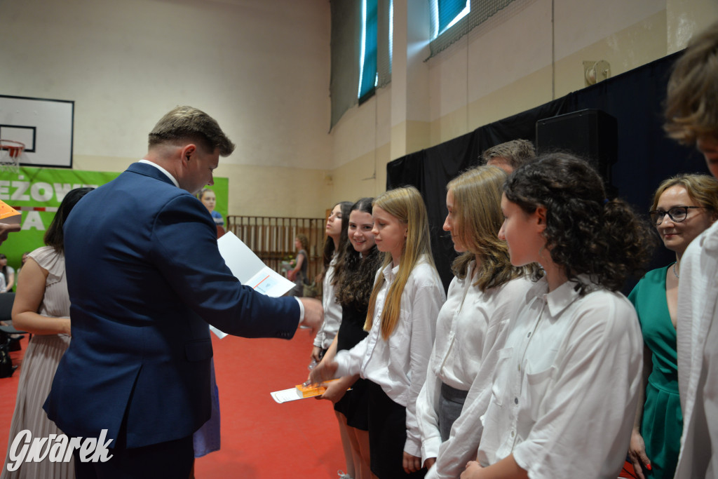 Tarnowskie Góry. Rozdanie świadectw w Trójce