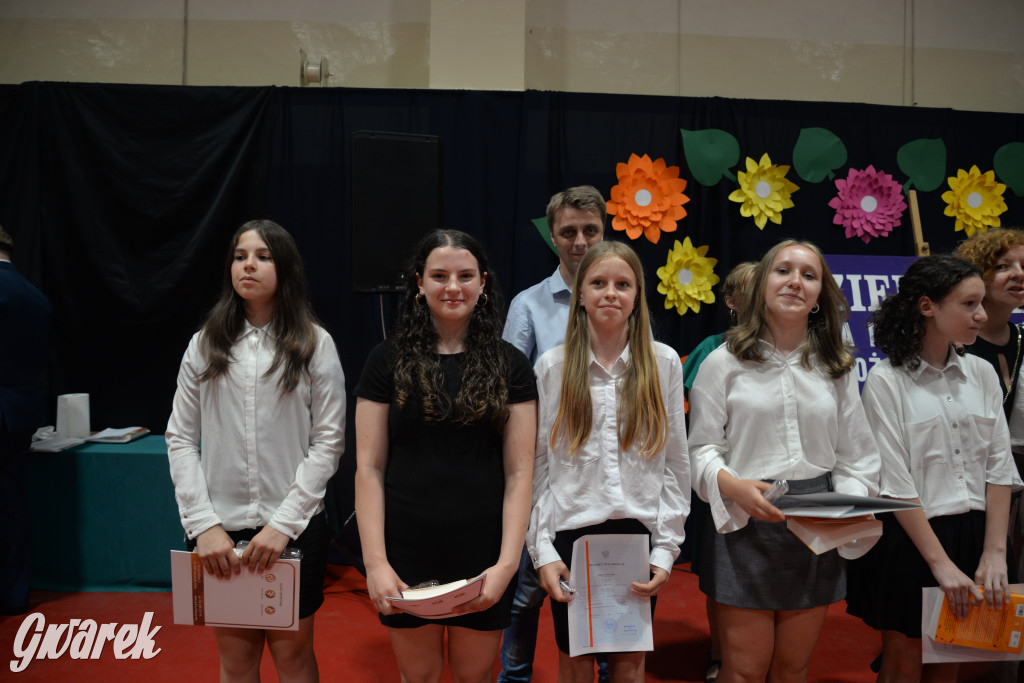 Tarnowskie Góry. Rozdanie świadectw w Trójce