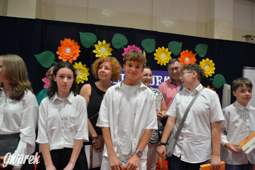 Tarnowskie Góry. Rozdanie świadectw w Trójce