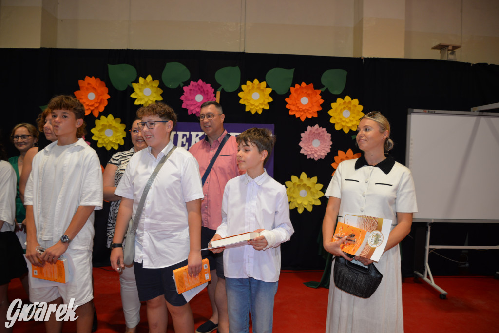 Tarnowskie Góry. Rozdanie świadectw w Trójce