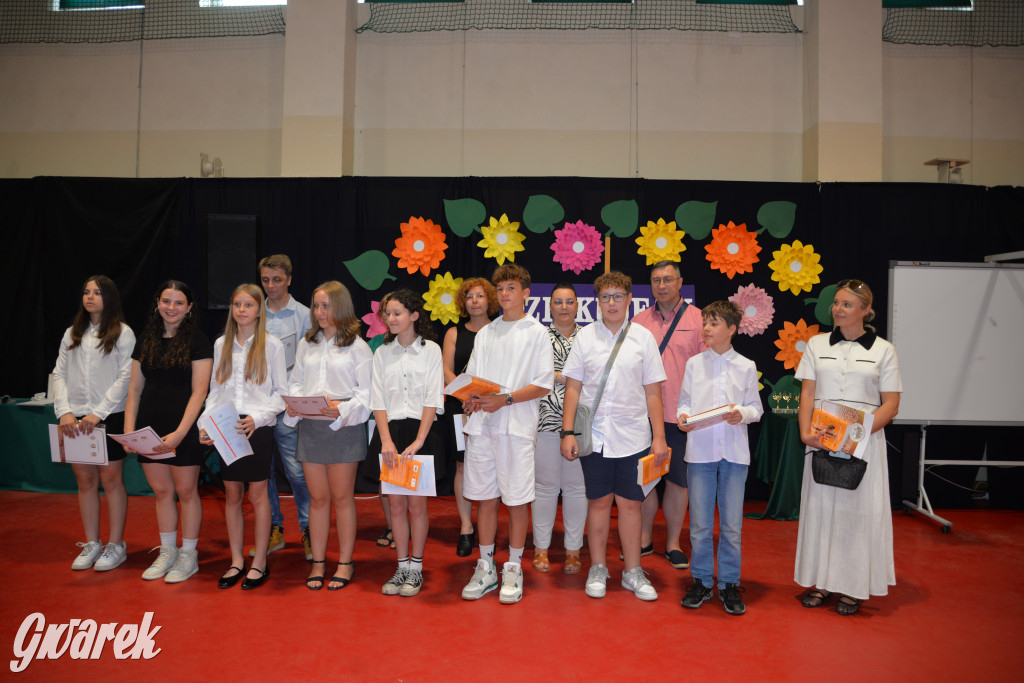 Tarnowskie Góry. Rozdanie świadectw w Trójce