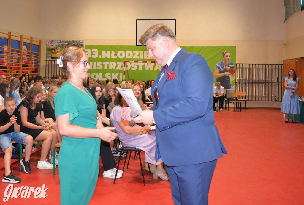 Tarnowskie Góry. Rozdanie świadectw w Trójce