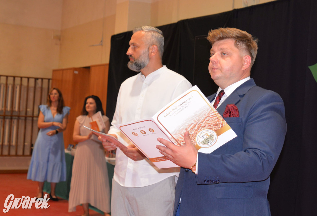 Tarnowskie Góry. Rozdanie świadectw w Trójce