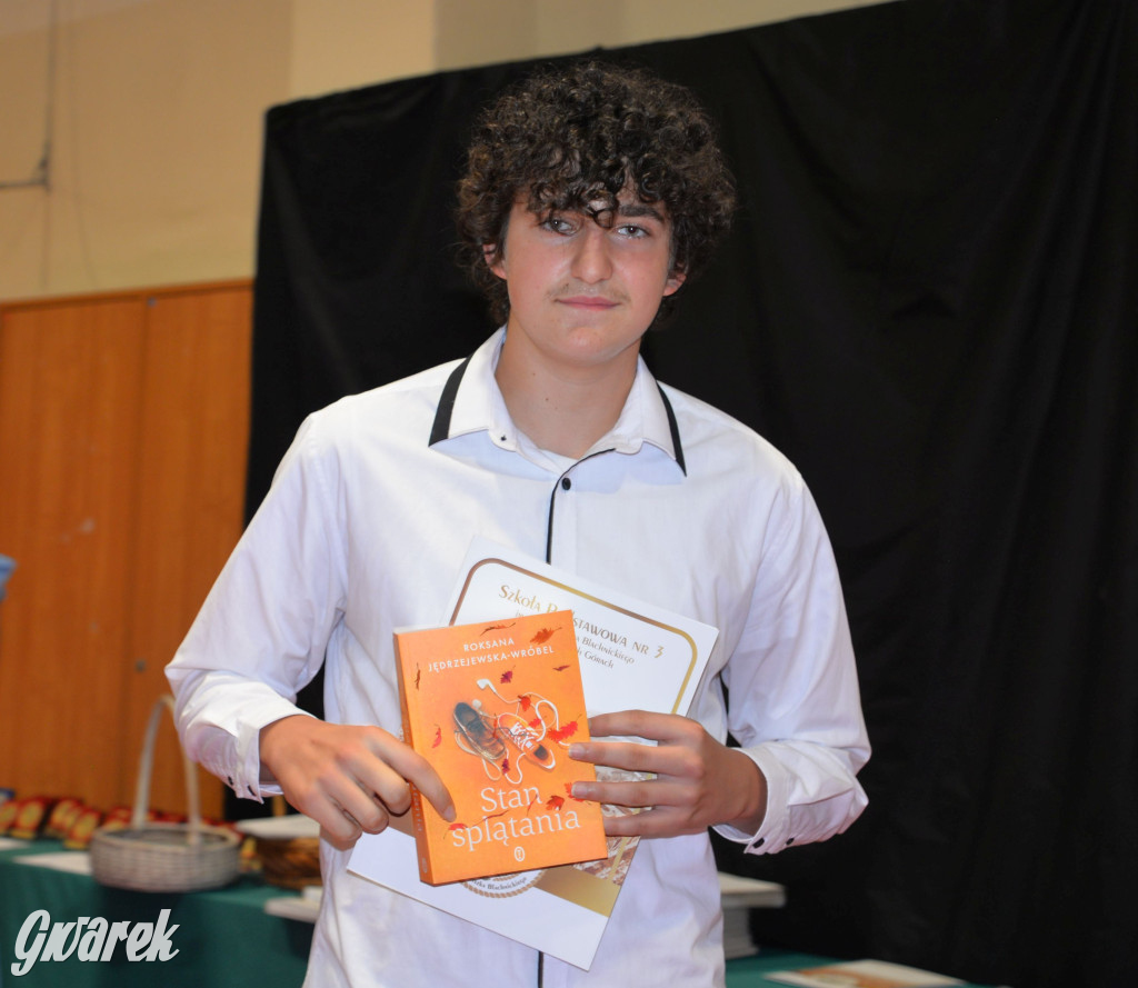 Tarnowskie Góry. Rozdanie świadectw w Trójce