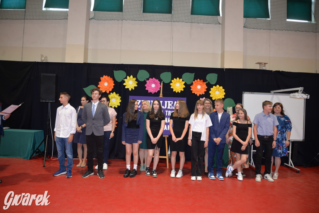 Tarnowskie Góry. Rozdanie świadectw w Trójce