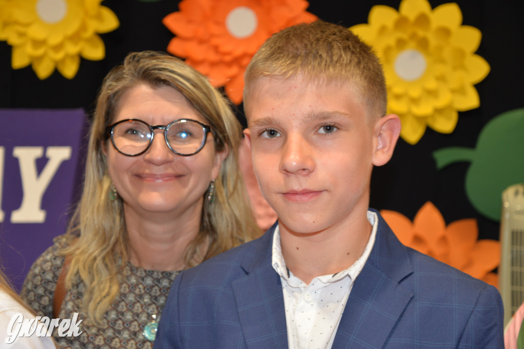 Tarnowskie Góry. Rozdanie świadectw w Trójce