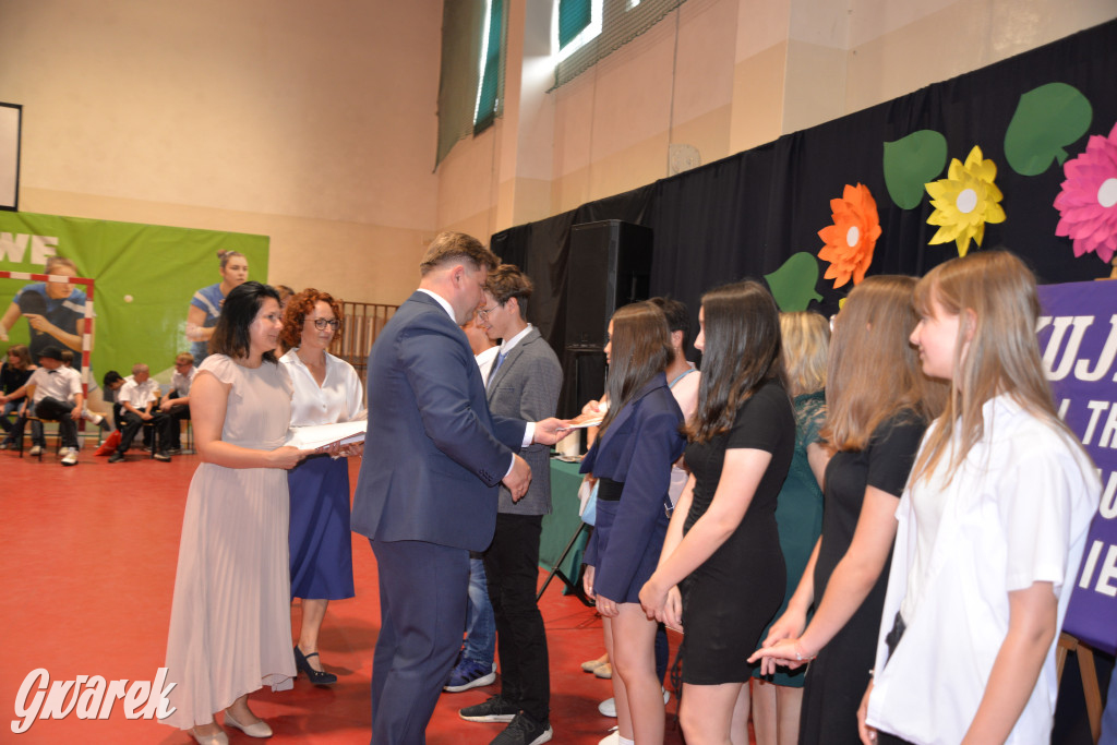 Tarnowskie Góry. Rozdanie świadectw w Trójce