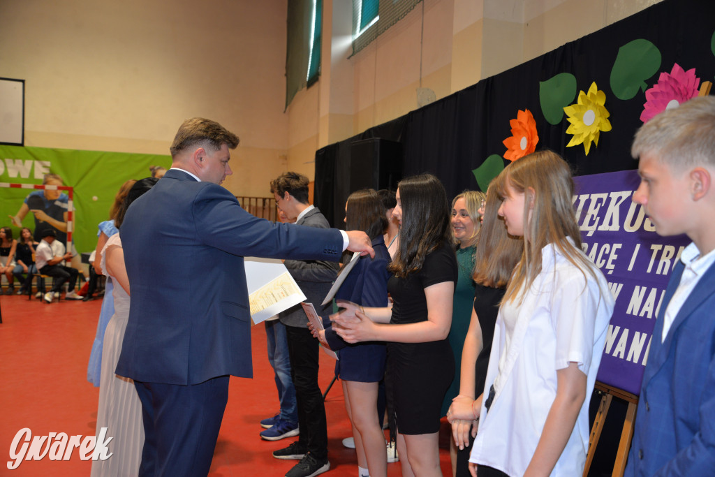 Tarnowskie Góry. Rozdanie świadectw w Trójce