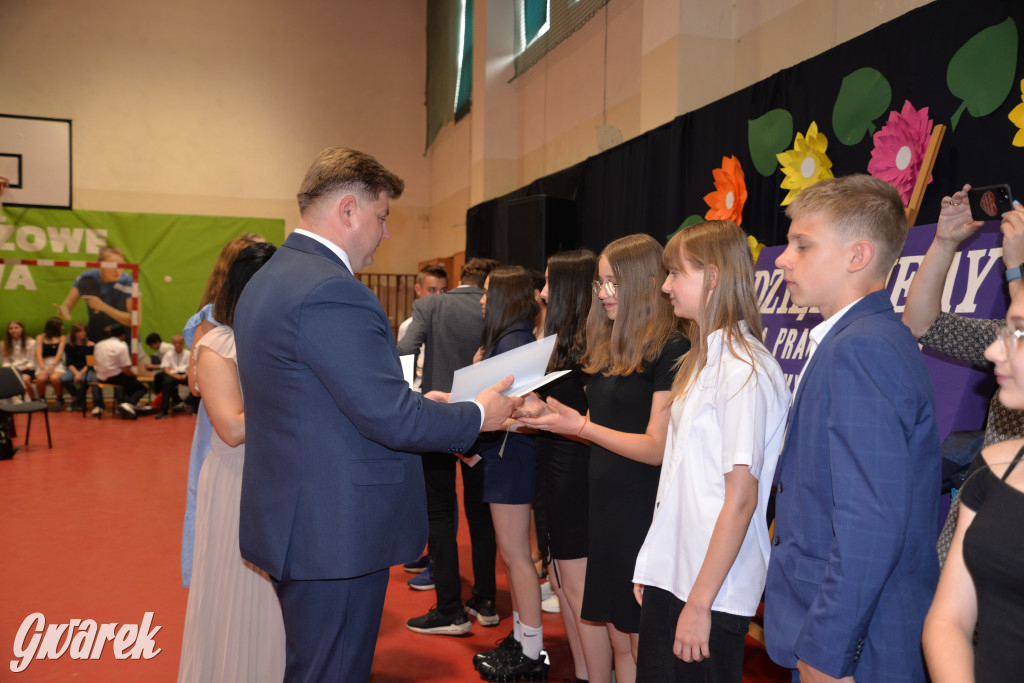 Tarnowskie Góry. Rozdanie świadectw w Trójce