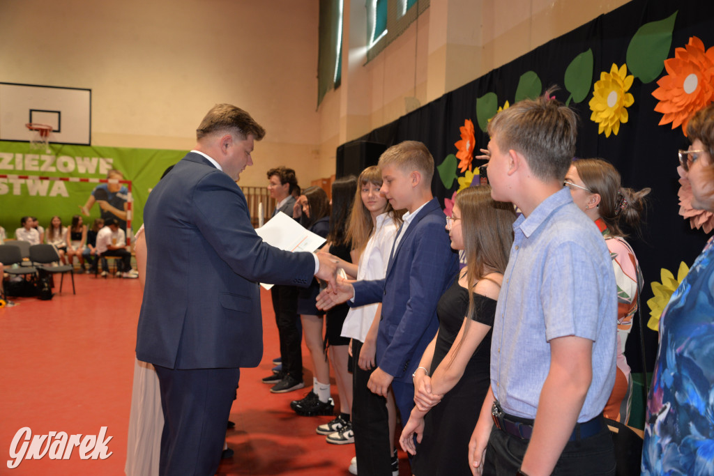 Tarnowskie Góry. Rozdanie świadectw w Trójce