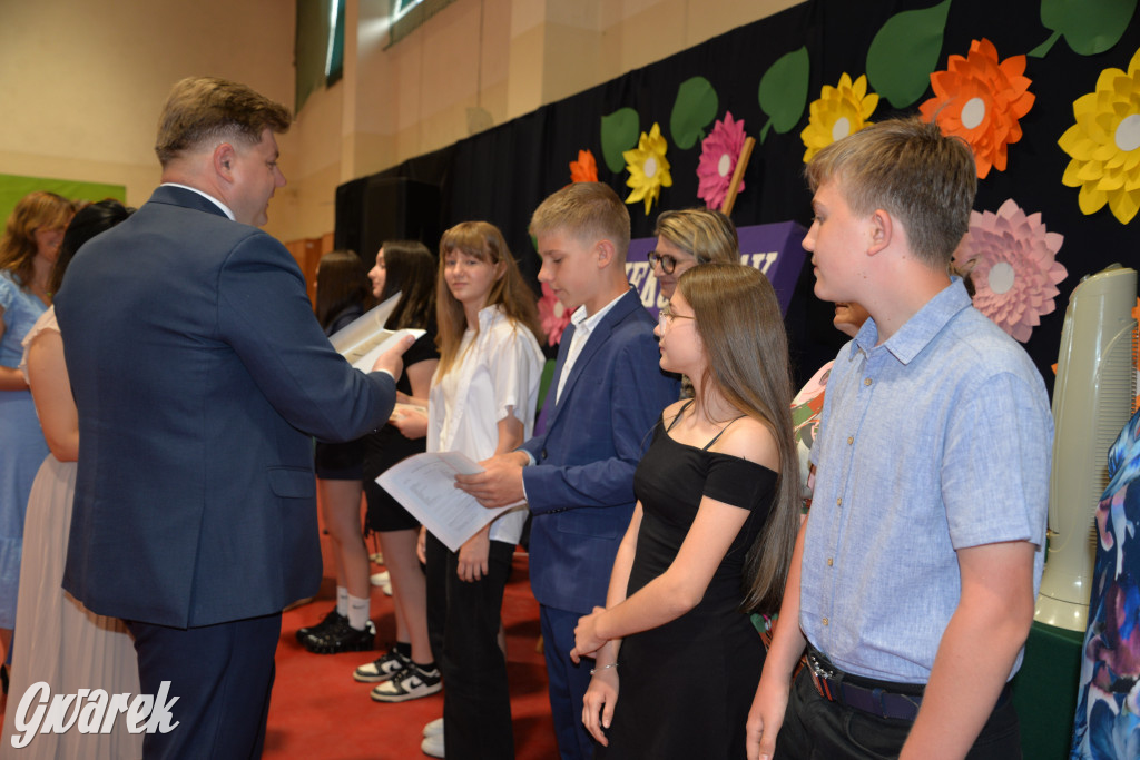 Tarnowskie Góry. Rozdanie świadectw w Trójce