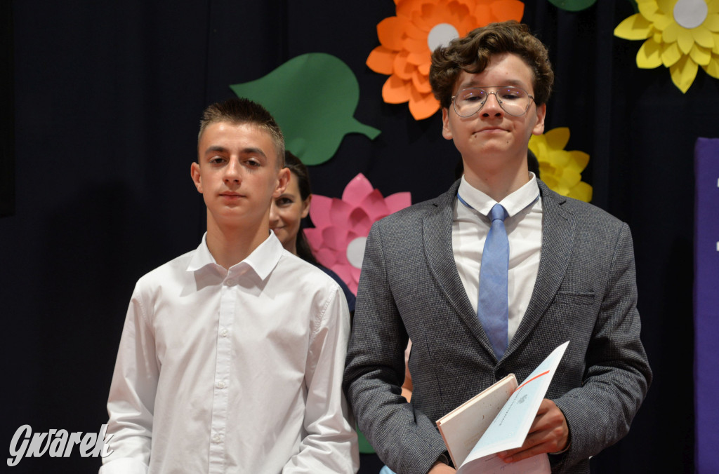 Tarnowskie Góry. Rozdanie świadectw w Trójce