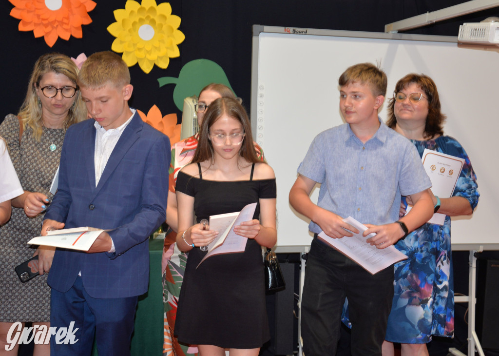 Tarnowskie Góry. Rozdanie świadectw w Trójce