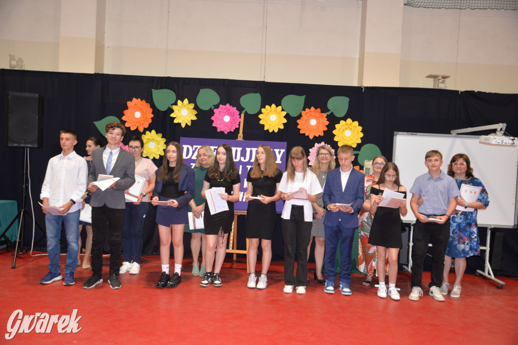 Tarnowskie Góry. Rozdanie świadectw w Trójce