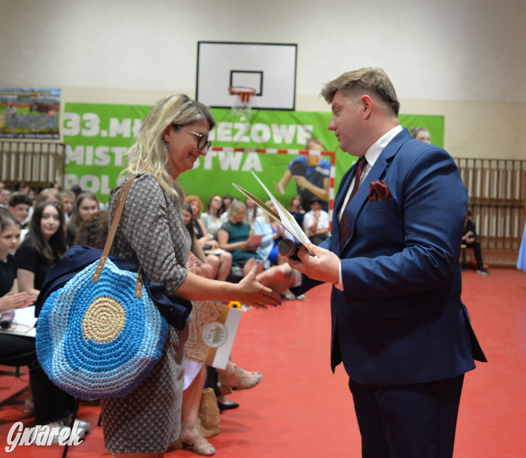 Tarnowskie Góry. Rozdanie świadectw w Trójce