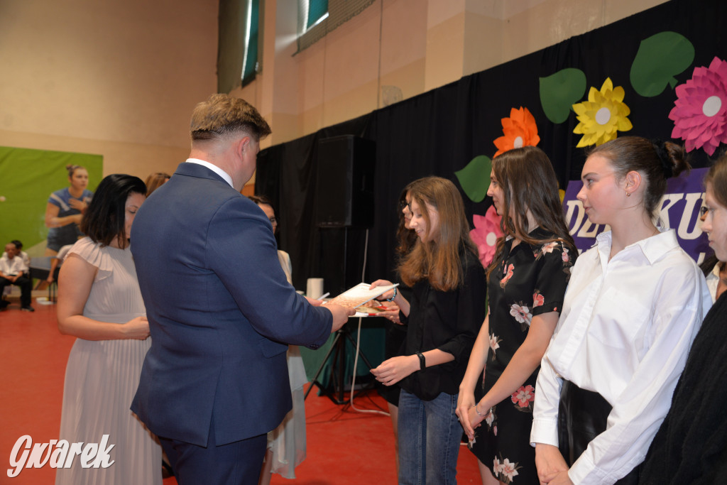 Tarnowskie Góry. Rozdanie świadectw w Trójce