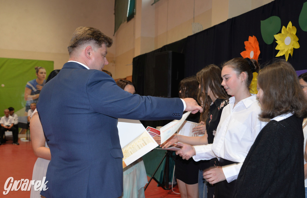 Tarnowskie Góry. Rozdanie świadectw w Trójce